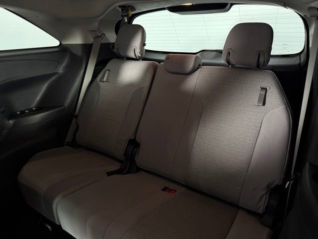 Used 2025 Toyota Sienna LE FWD image 18