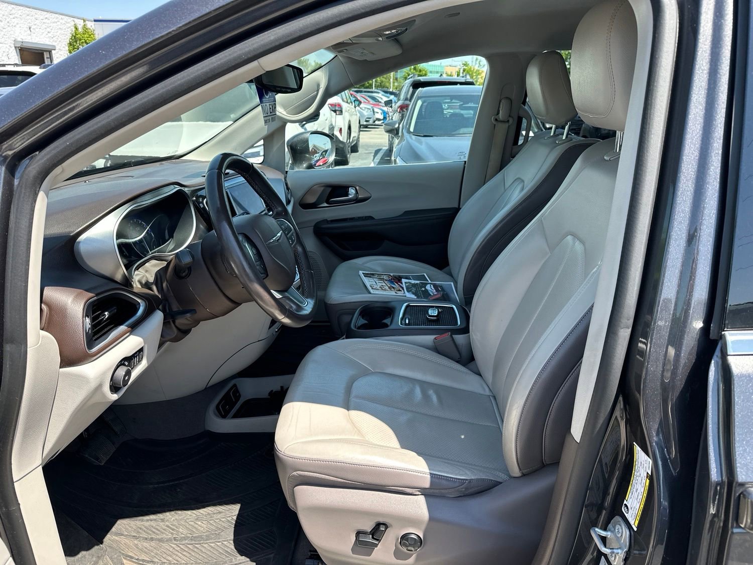 Used 2017 Chrysler Pacifica Touring-L Plus w/ Advanced Safetytec Group FWD image 12