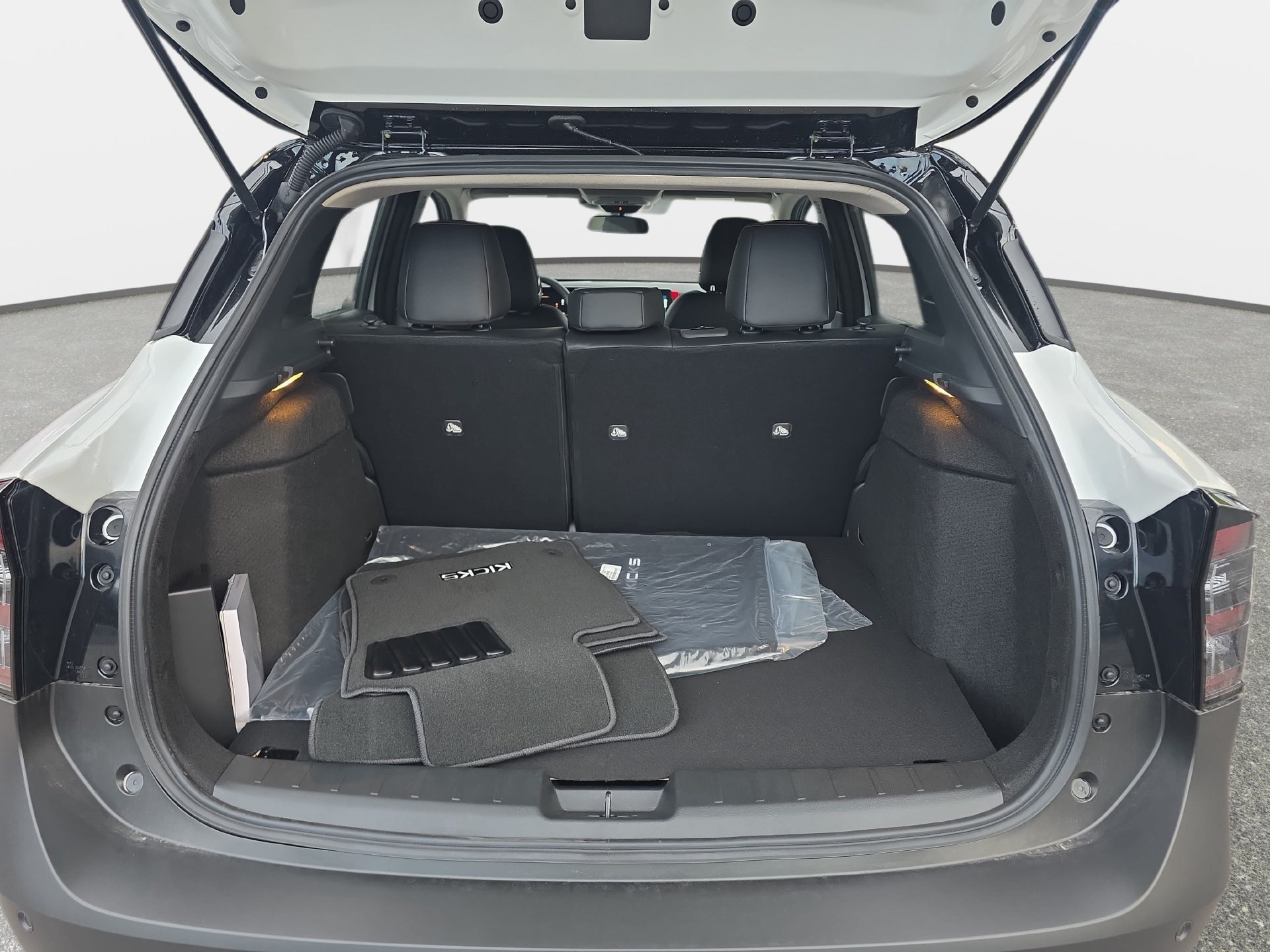 New 2027 Nissan Kicks SR w/ SR Premium Package AWD/4WD image 12
