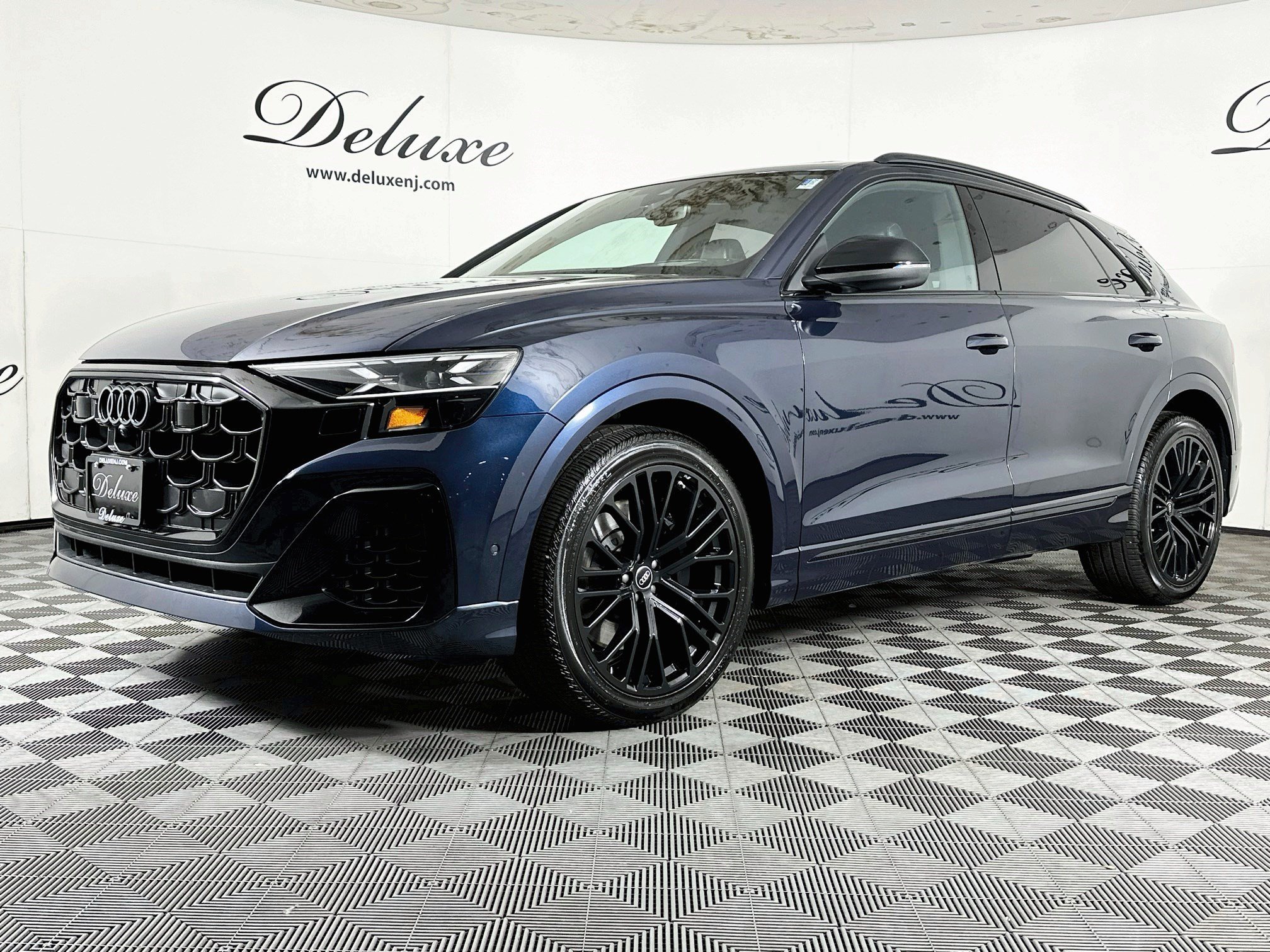 Used 2025 Audi SQ8 Prestige AWD/4WD image 3