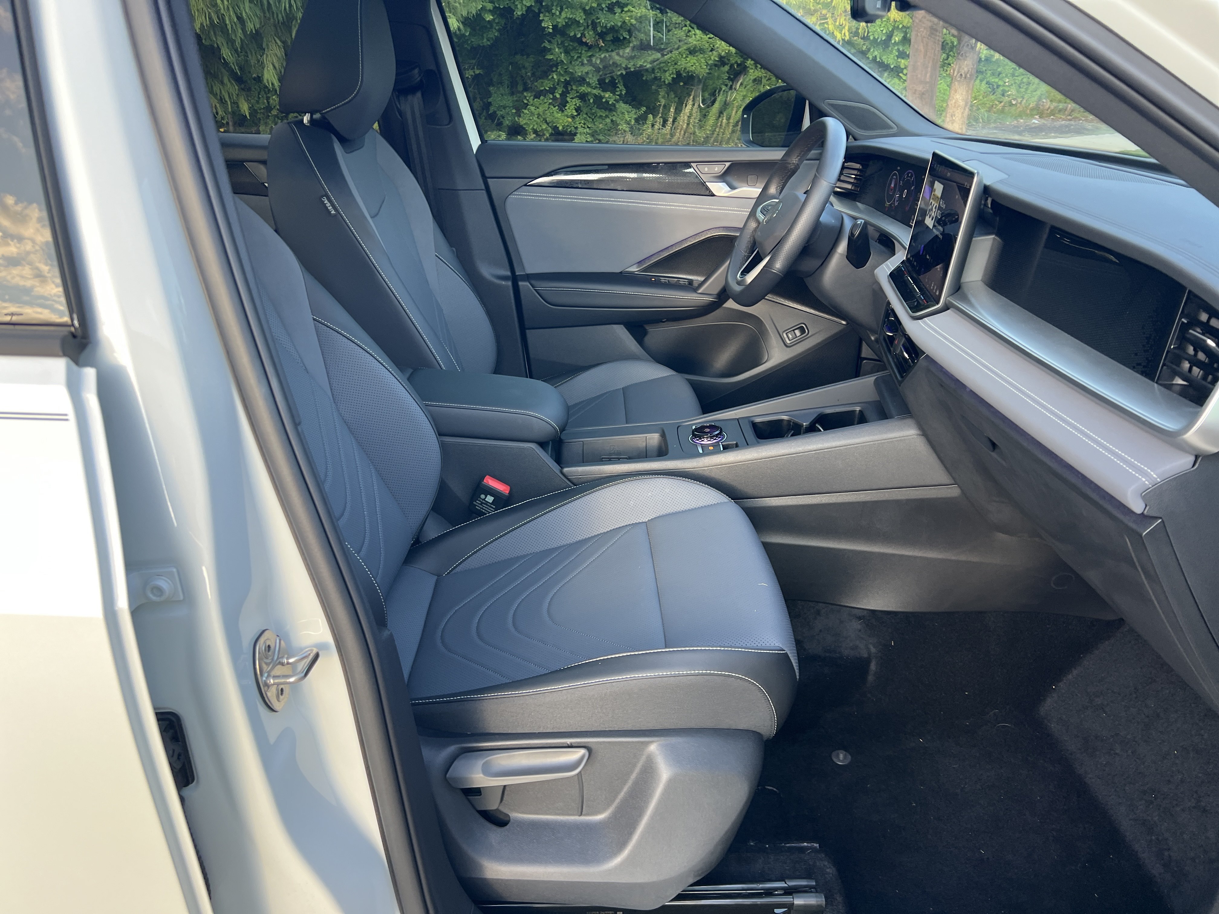 Certified 2026 Volkswagen Tiguan SE R-Line FWD image 26