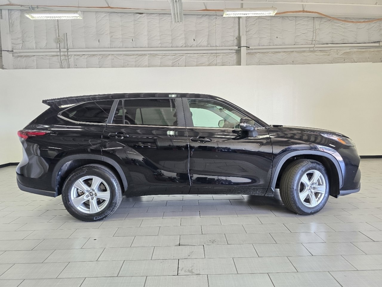 Certified 2025 Toyota Highlander LE FWD image 15