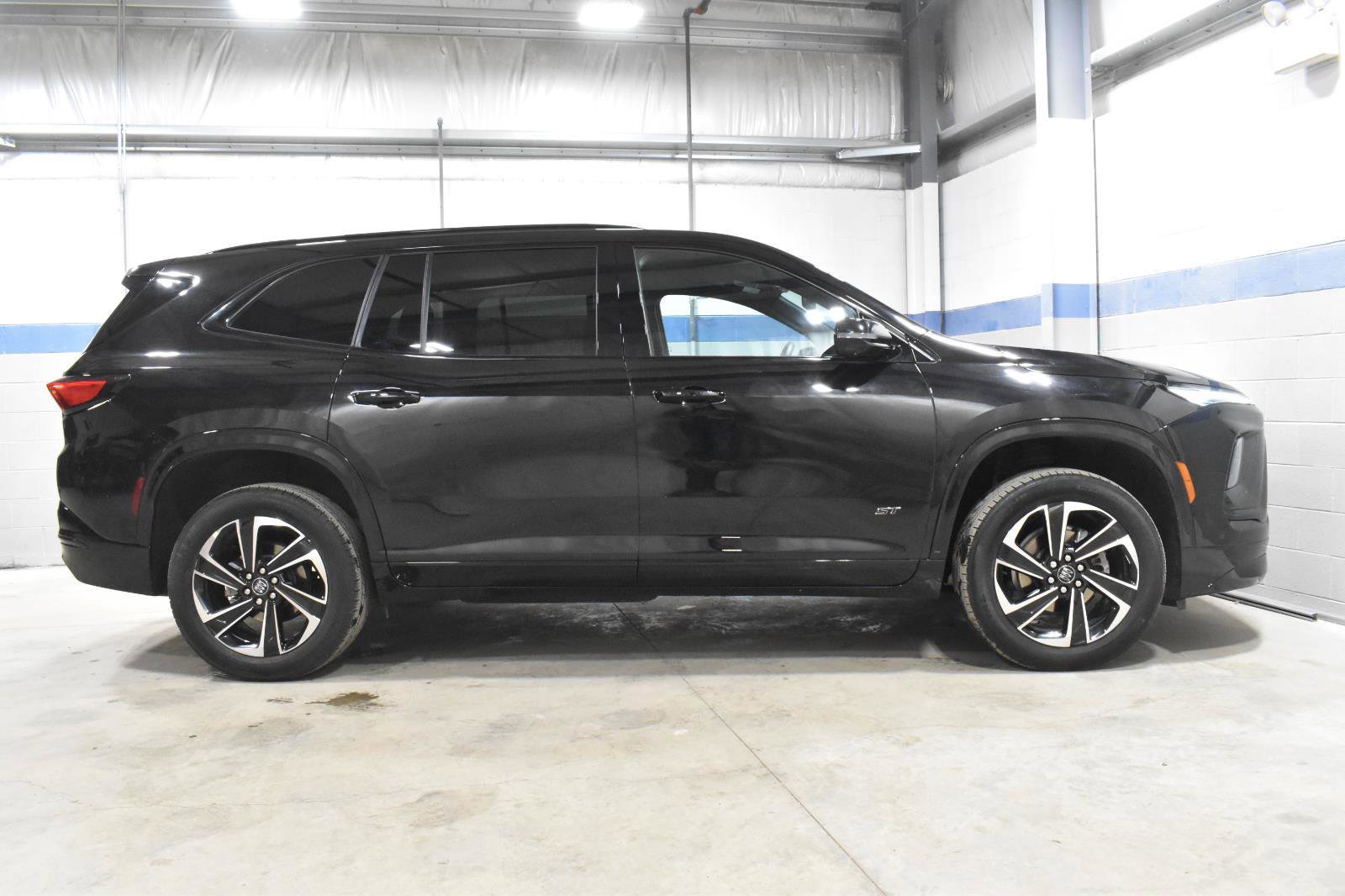 Used 2025 Buick Enclave Sport Touring FWD image 31