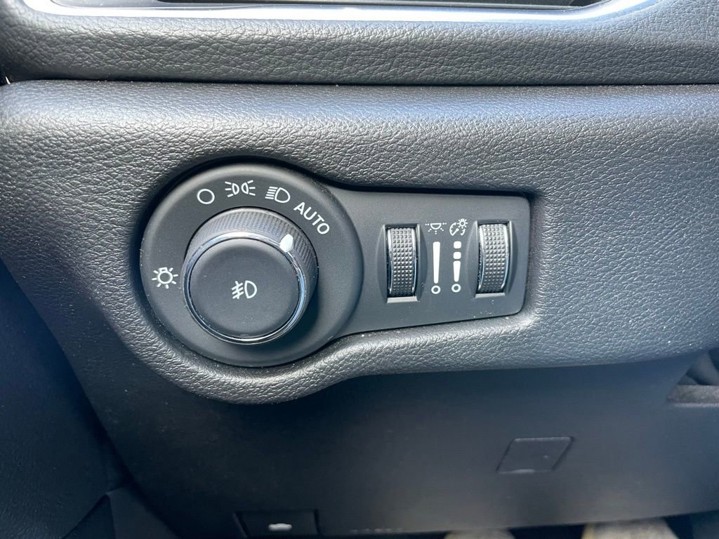Used 2025 Chrysler Pacifica Limited image 49