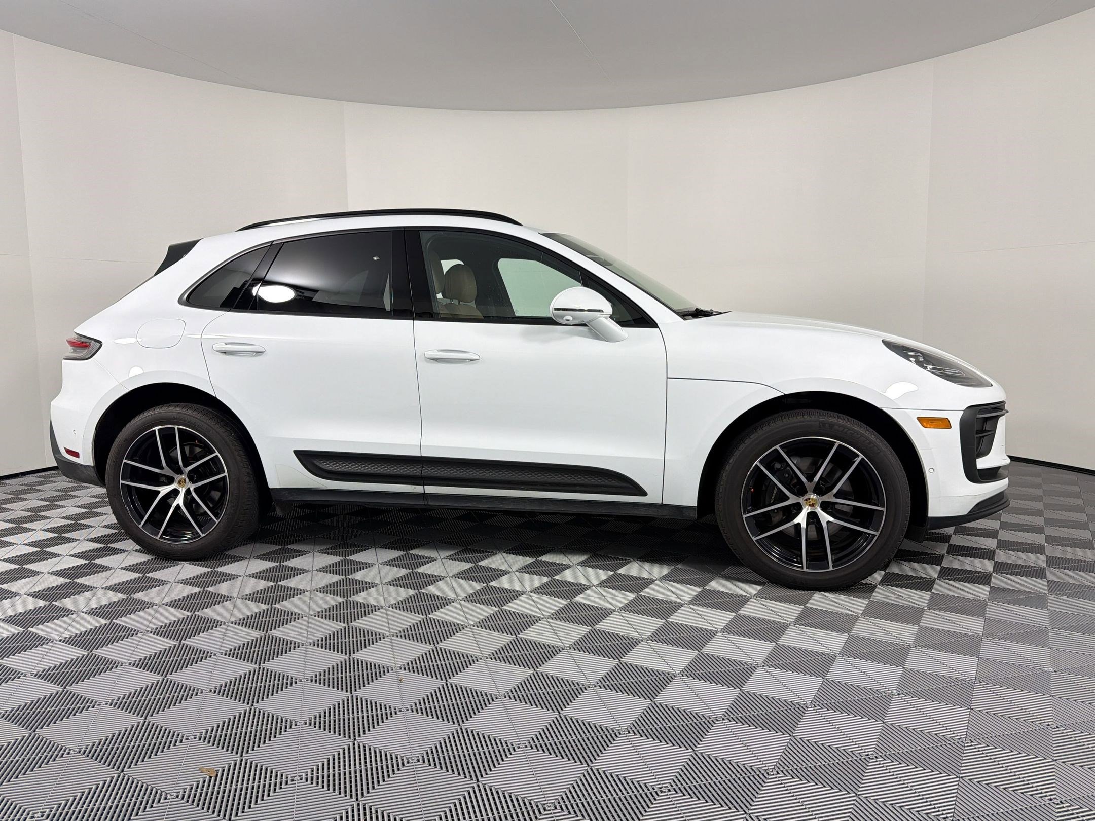 Certified 2023 Porsche Macan AWD/4WD image 11