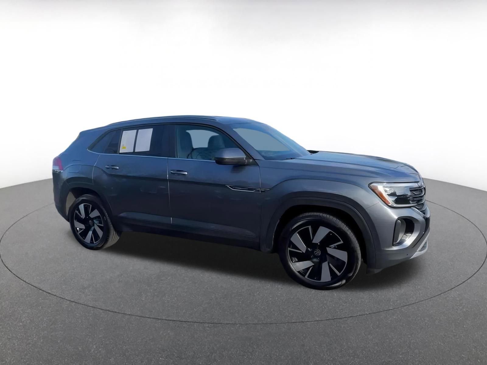 Used 2025 Volkswagen Atlas Cross Sport SE image 2