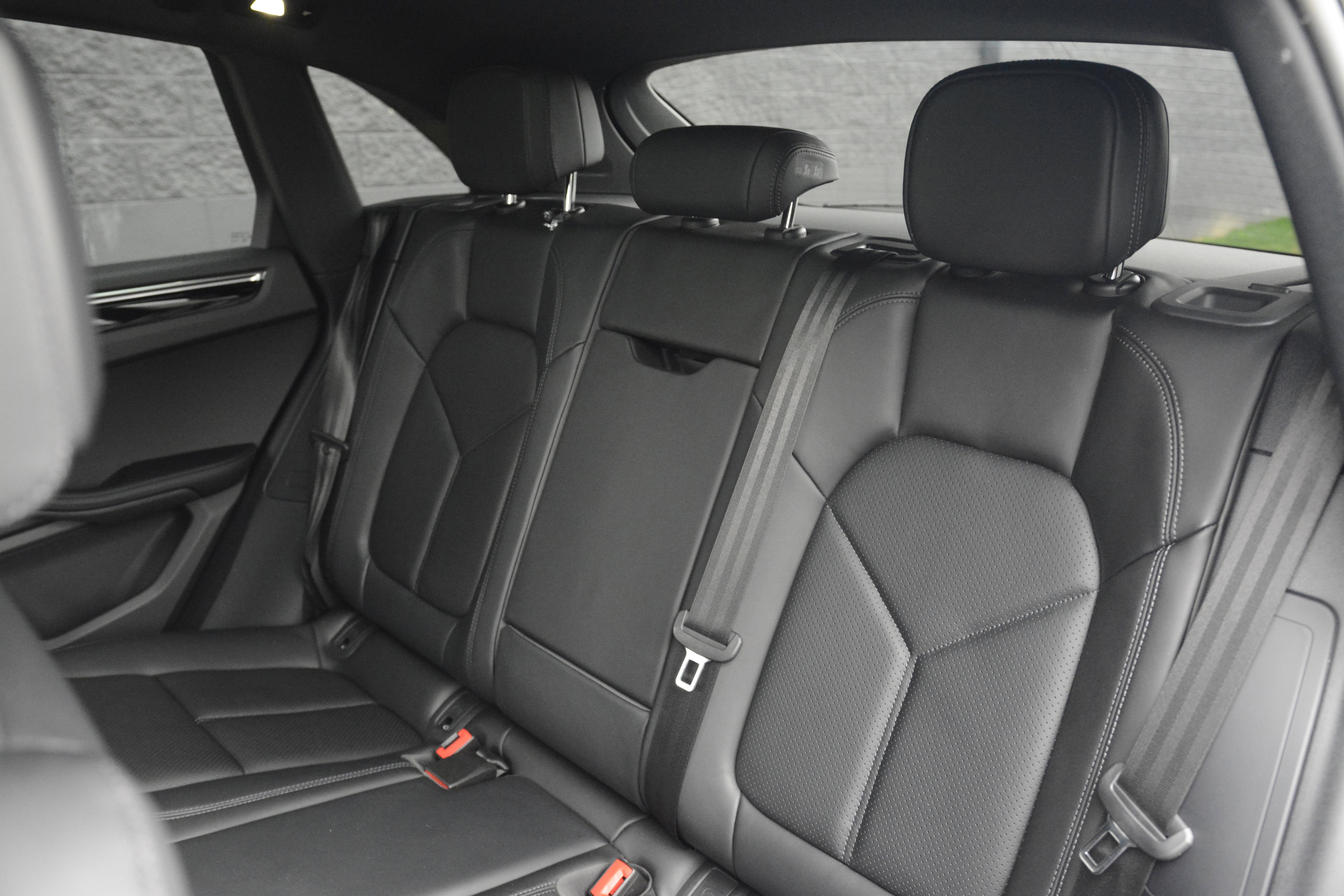 Certified 2025 Porsche Macan AWD/4WD image 32