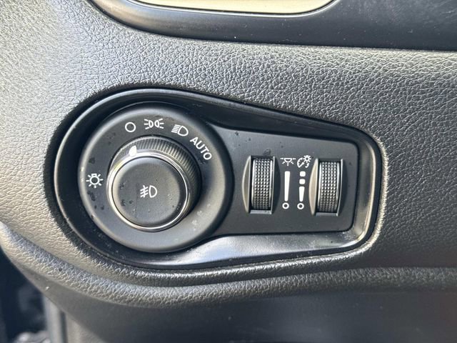 Used 2017 Jeep Renegade Latitude image 18