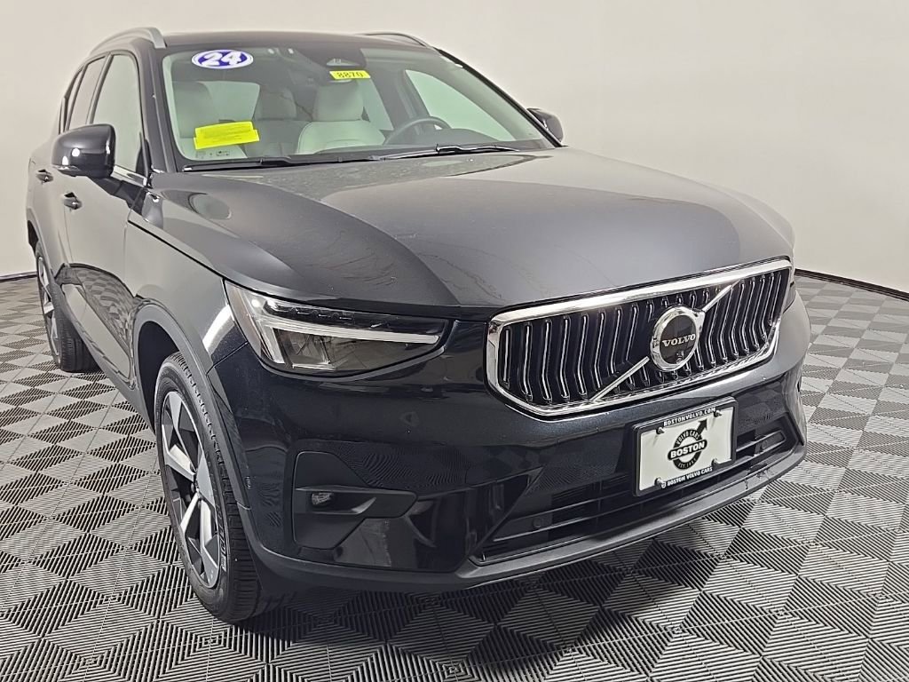 Certified 2024 Volvo XC40 B5 Plus w/ Climate Package image 2