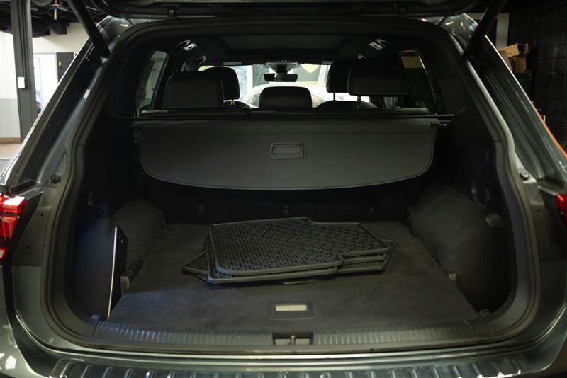 Used 2022 Volkswagen Tiguan SEL R-Line AWD/4WD image 7