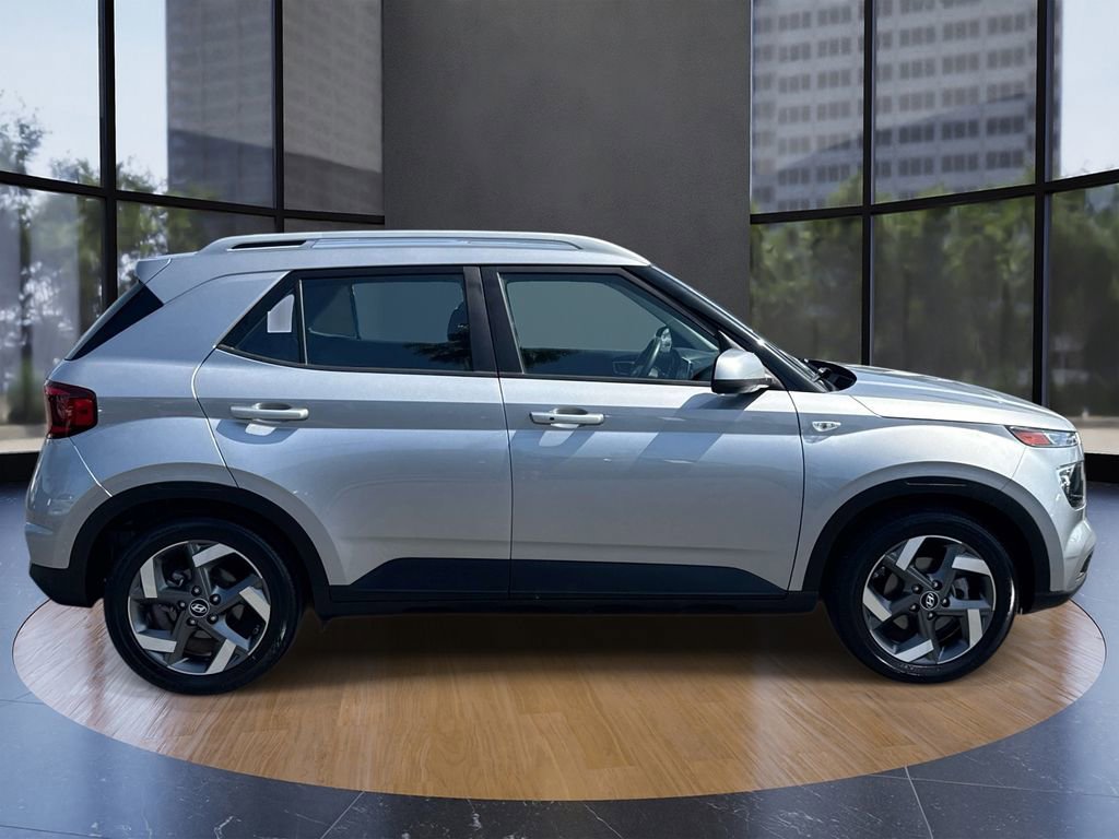 Used 2025 Hyundai Venue SEL image 2