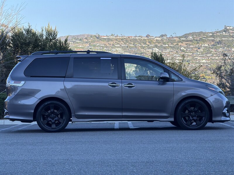 Used 2016 Toyota Sienna SE Premium FWD image 7