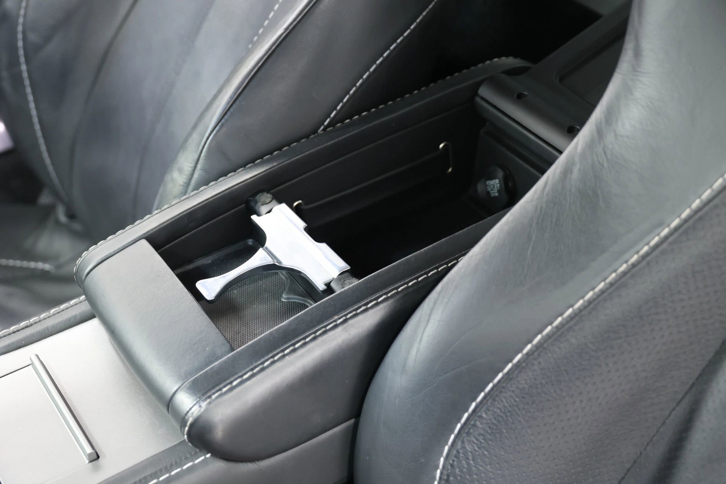 Used 2011 Aston Martin V8 Vantage Coupe image 38