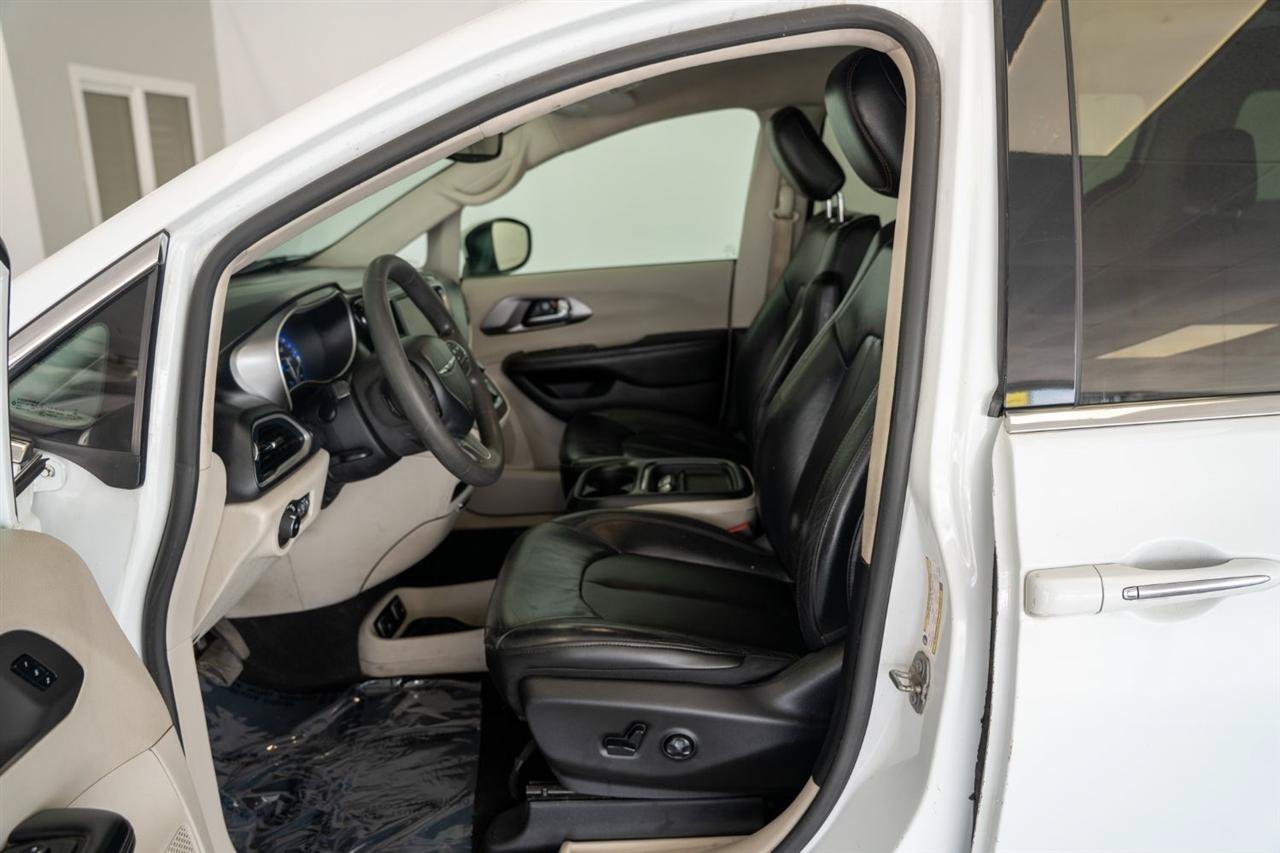 Used 2020 Chrysler Pacifica Touring-L FWD image 8