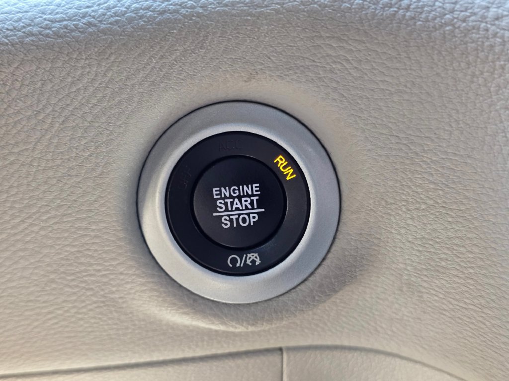 Used 2024 Chrysler Pacifica Limited FWD image 30