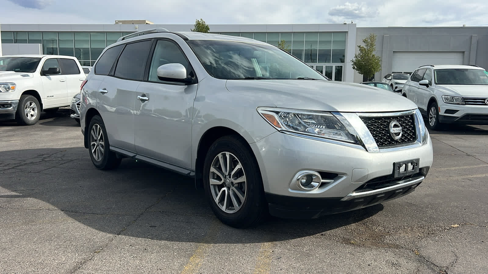 Used 2016 Nissan Pathfinder SV FWD image 3