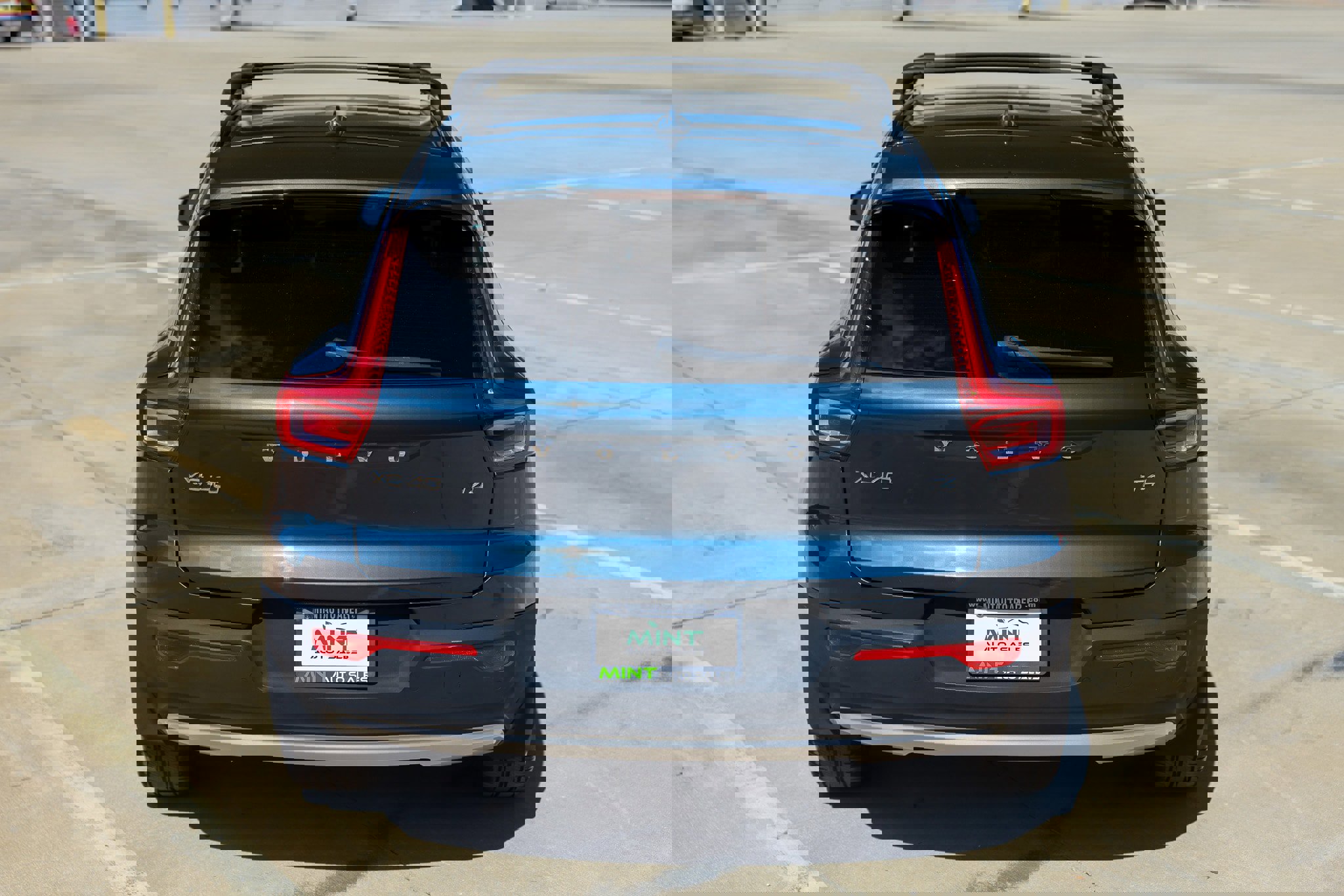 Used 2021 Volvo XC40 T4 Momentum w/ Protection Package Premier image 14