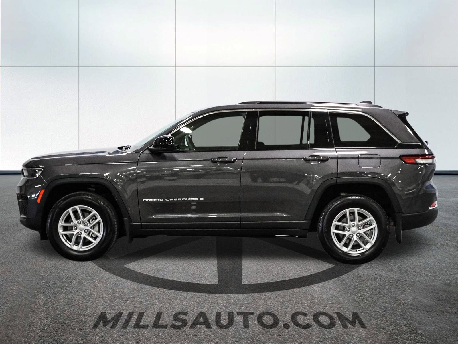 Used 2024 Jeep Grand Cherokee Laredo X w/ Luxury Tech Group I image 3