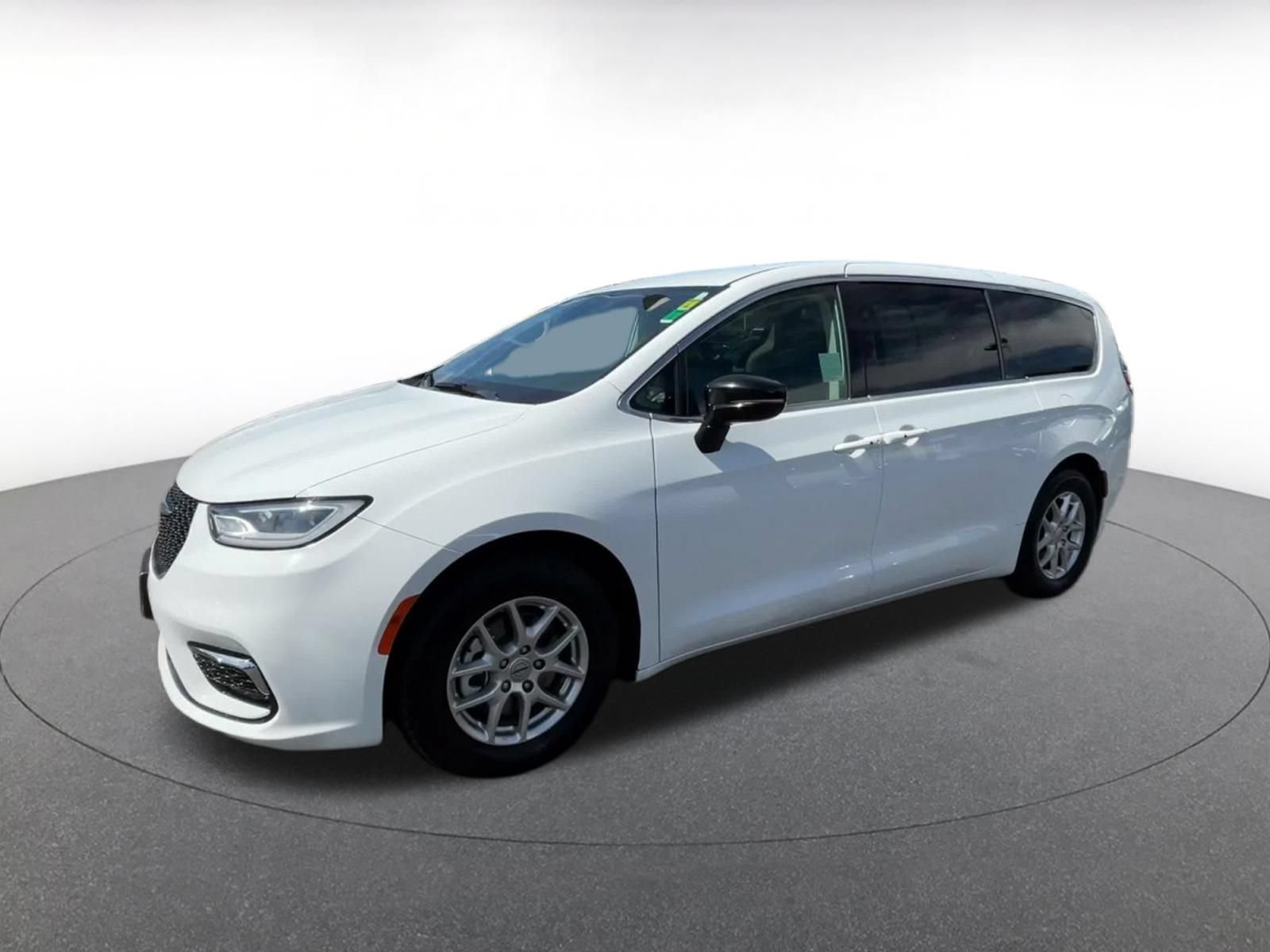 Used 2024 Chrysler Pacifica Touring-L FWD image 7