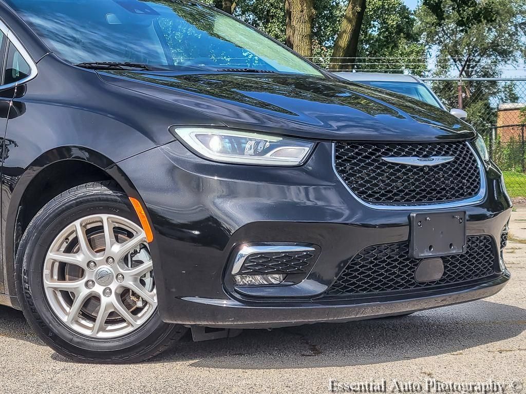 Used 2023 Chrysler Pacifica Touring-L FWD image 4