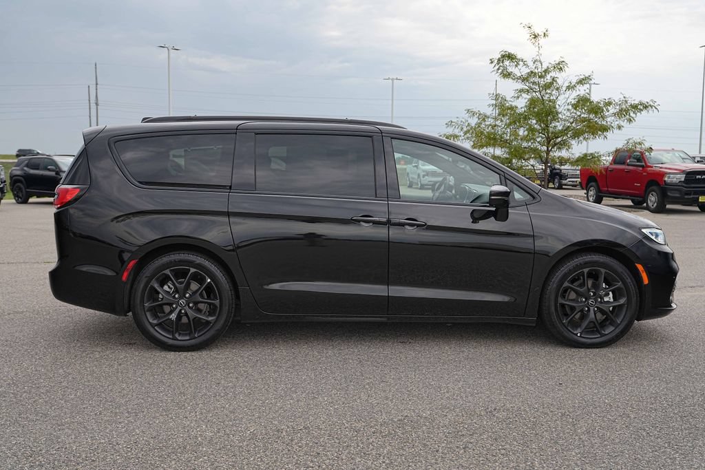 Used 2025 Chrysler Pacifica Limited FWD image 5
