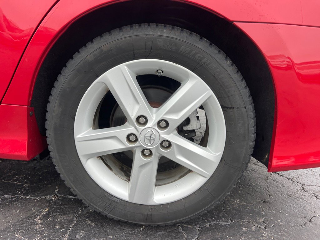 Used 2014 Toyota Camry L image 38