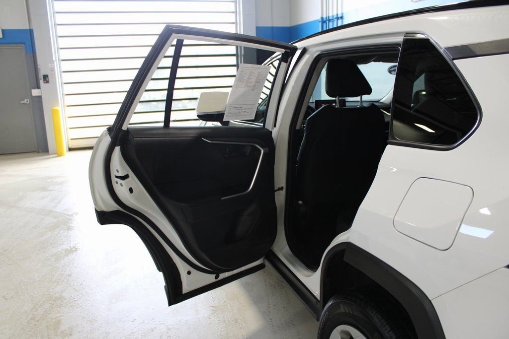 Used 2021 Toyota RAV4 LE image 15