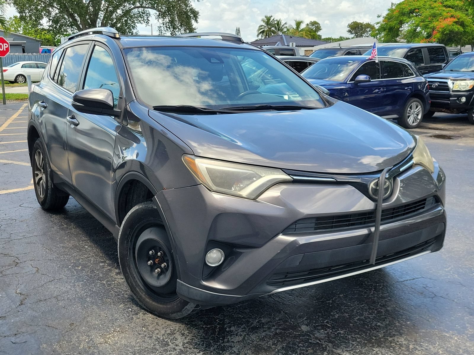 Used 2018 Toyota RAV4 XLE FWD image 2