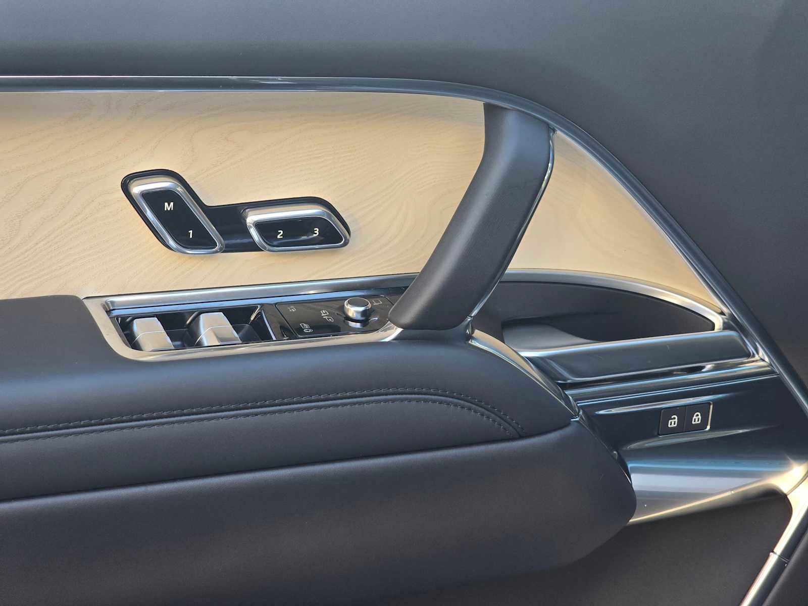 New 2025 Land Rover Range Rover SV image 23
