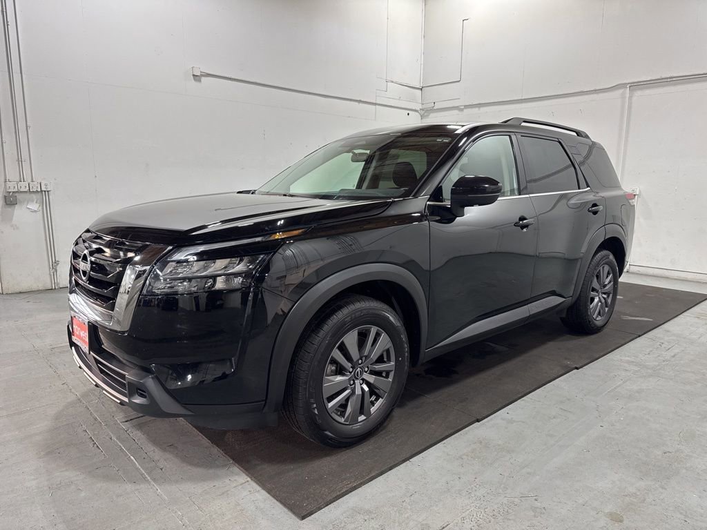 Used 2025 Nissan Pathfinder SV image 3