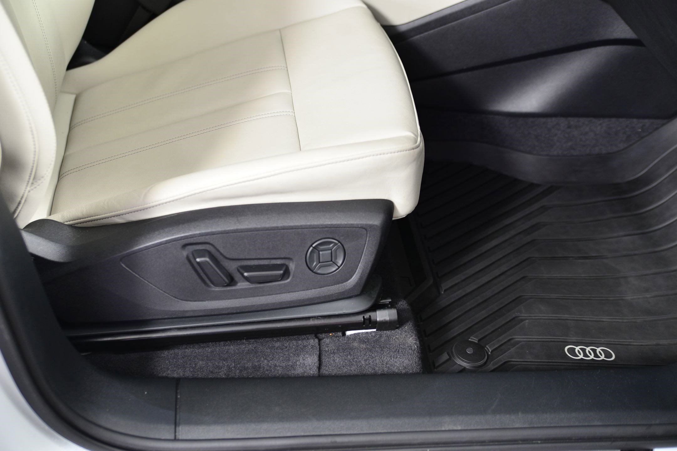 Certified 2025 Audi Q6 e-tron Premium w/ Convenience Package image 10