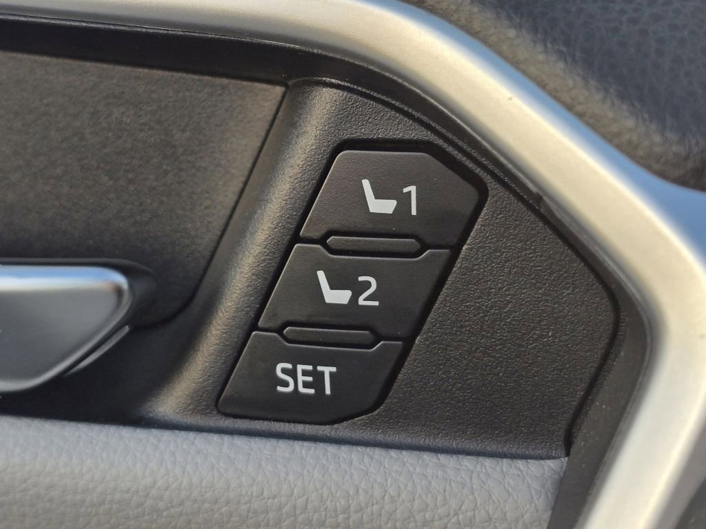 Used 2025 Toyota RAV4 Limited w/ Advanced Technology Package image 15