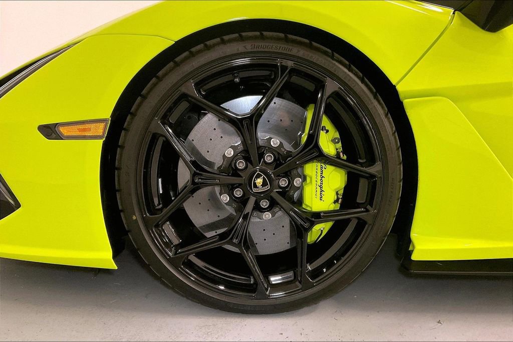 Used 2025 Lamborghini Revuelto image 17