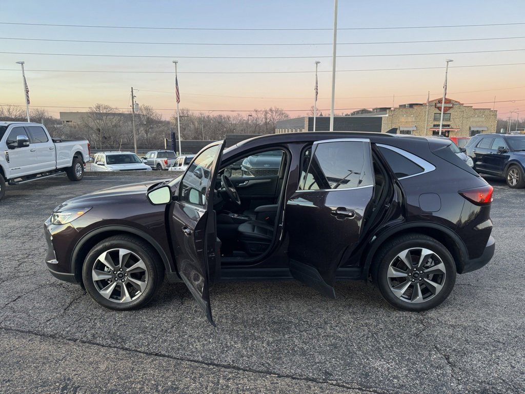 Used 2023 Ford Escape Platinum image 4
