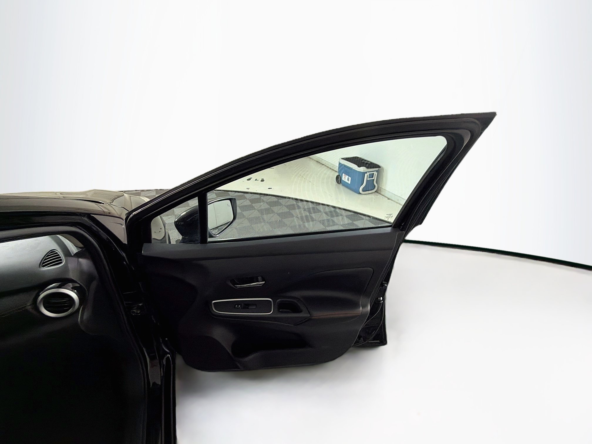 Used 2024 Nissan Versa SR FWD image 29
