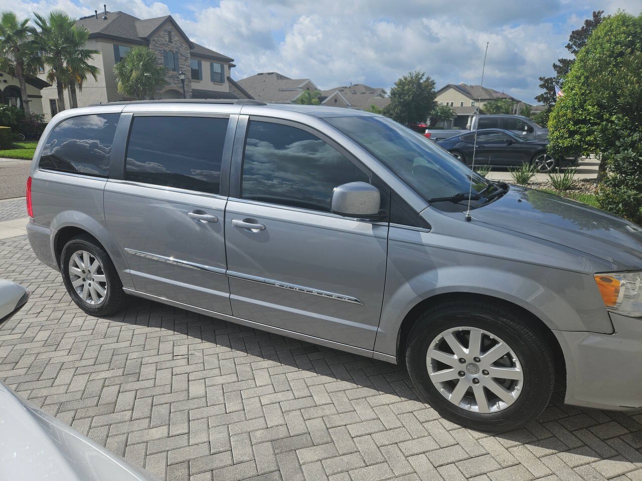 Used 2016 Chrysler Town & Country Touring FWD image 4