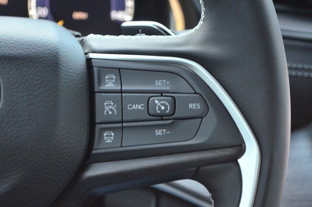 New 2025 Jeep Grand Cherokee Limited w/ Luxury Tech Group II image 18