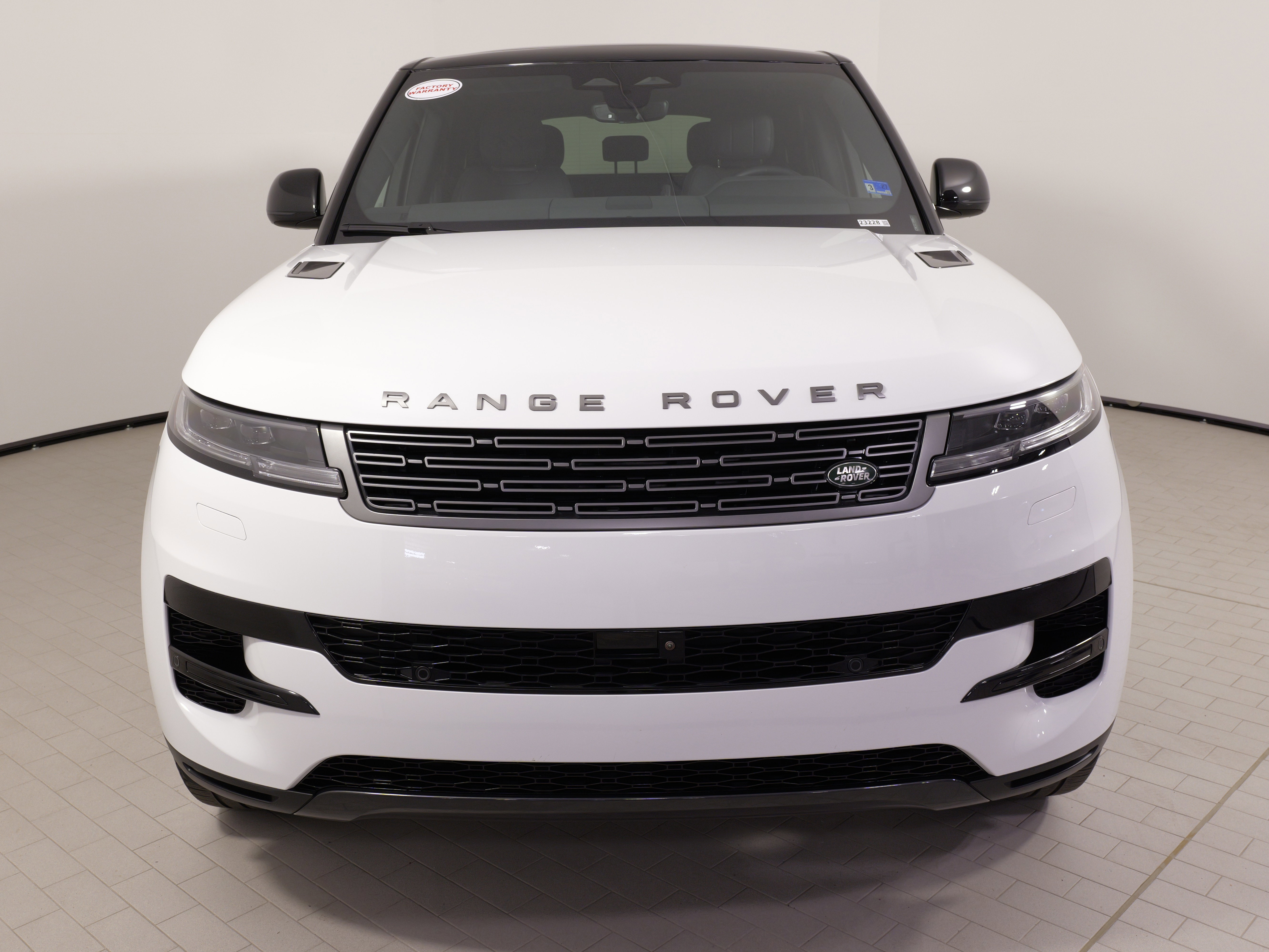 Used 2025 Land Rover Range Rover Sport SE image 4