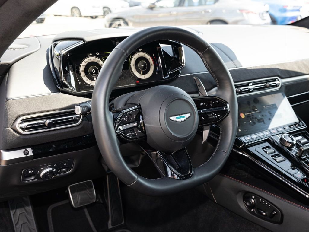 Used 2025 Aston Martin V8 Vantage Coupe image 22