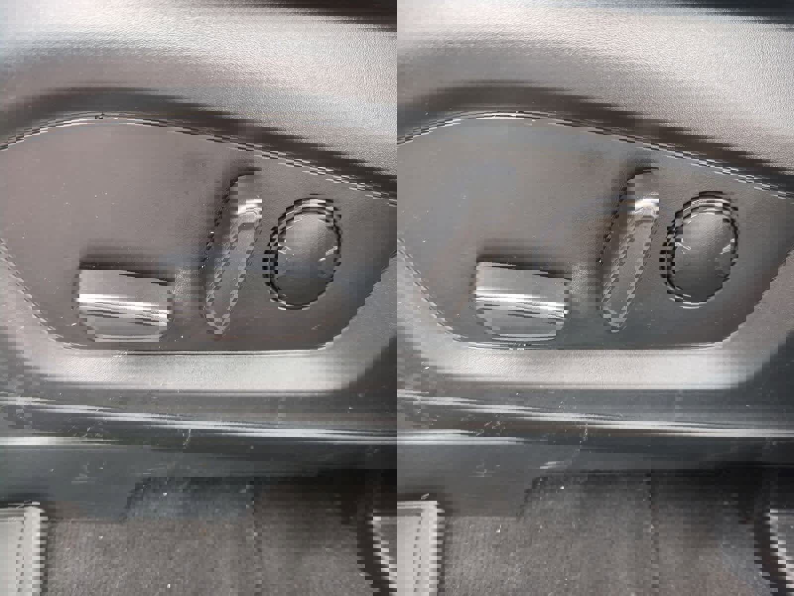 Used 2022 Ford Explorer XLT w/ Equipment Group 202A image 17