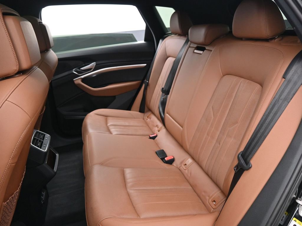Used 2022 Audi e-tron Premium Plus w/ Premium Plus Package image 27