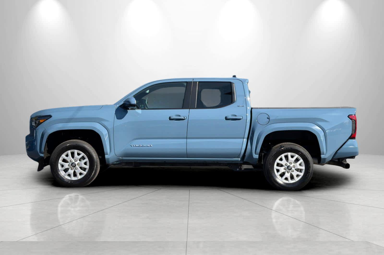 Used 2026 Toyota Tacoma SR5 AWD/4WD image 5