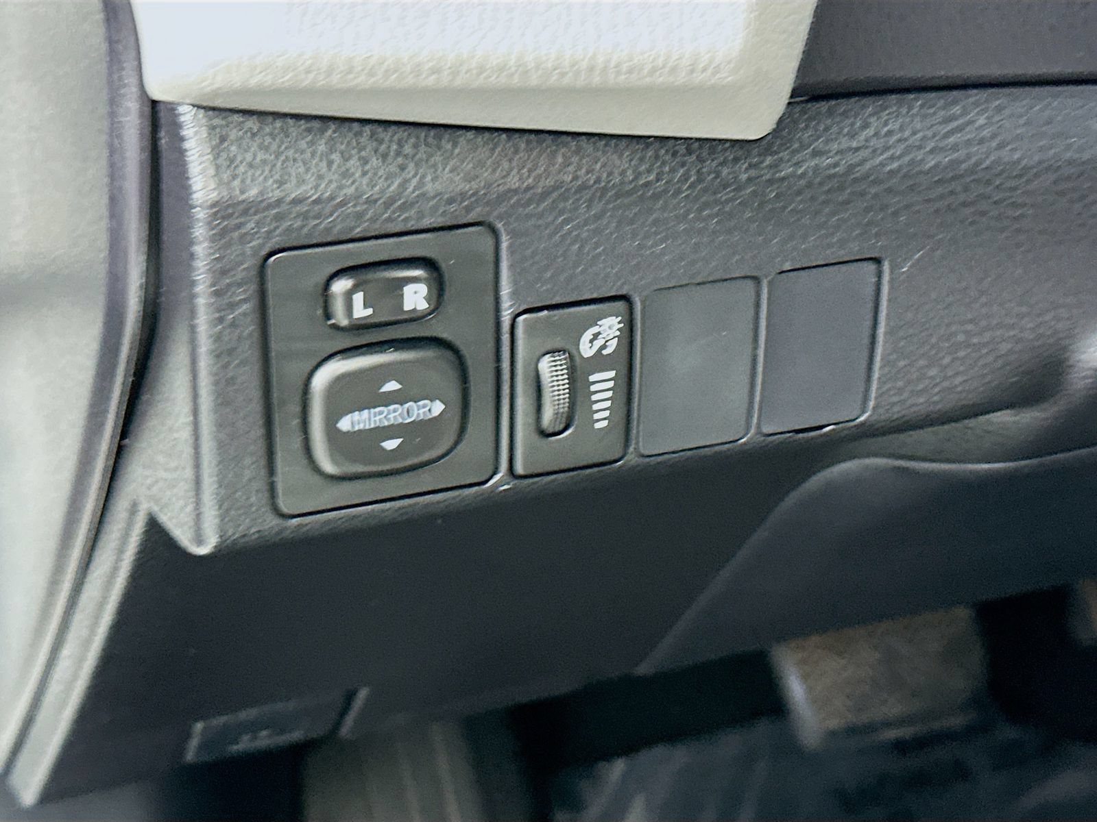 Used 2015 Toyota Corolla LE FWD image 11