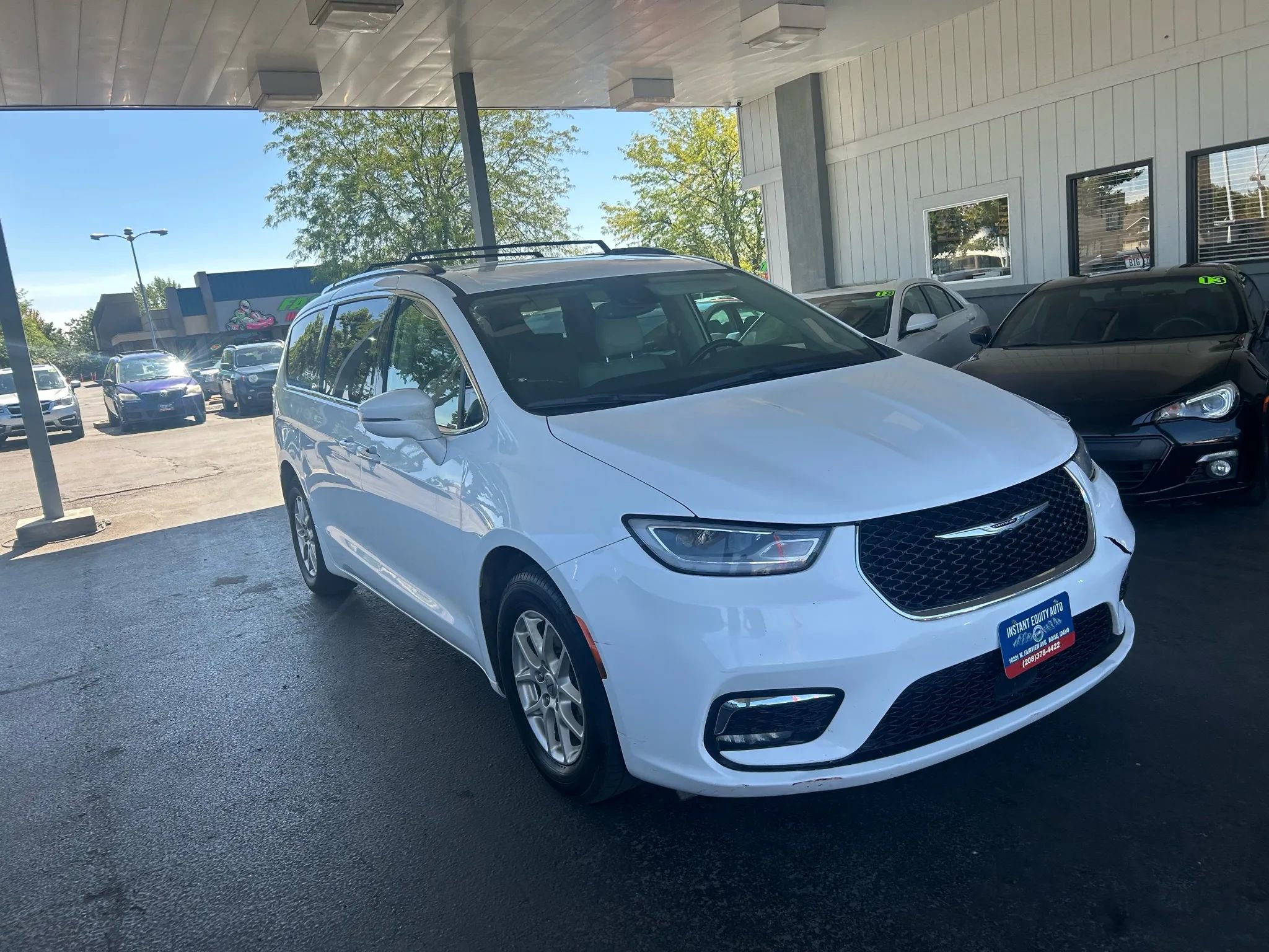 Used 2021 Chrysler Pacifica Touring-L image 2