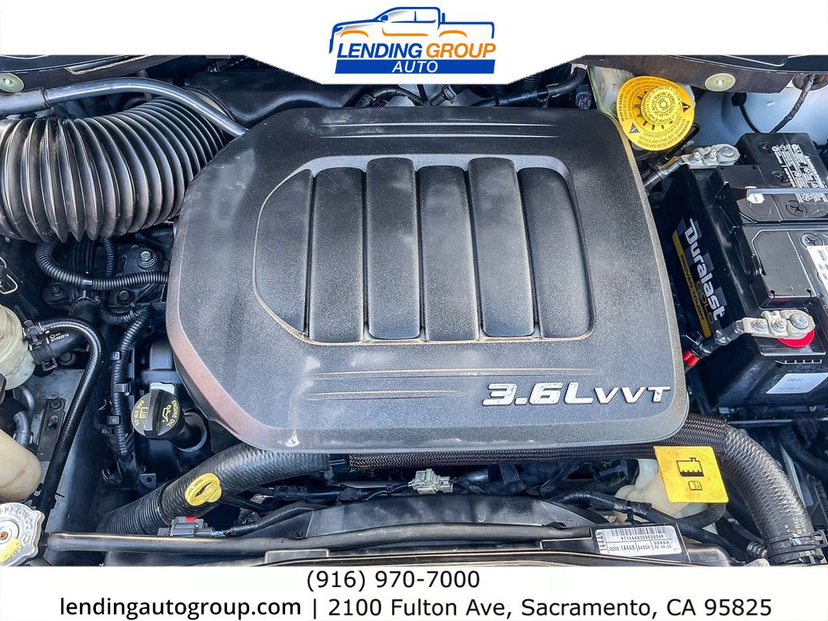 Used 2016 Chrysler Town & Country Touring image 25