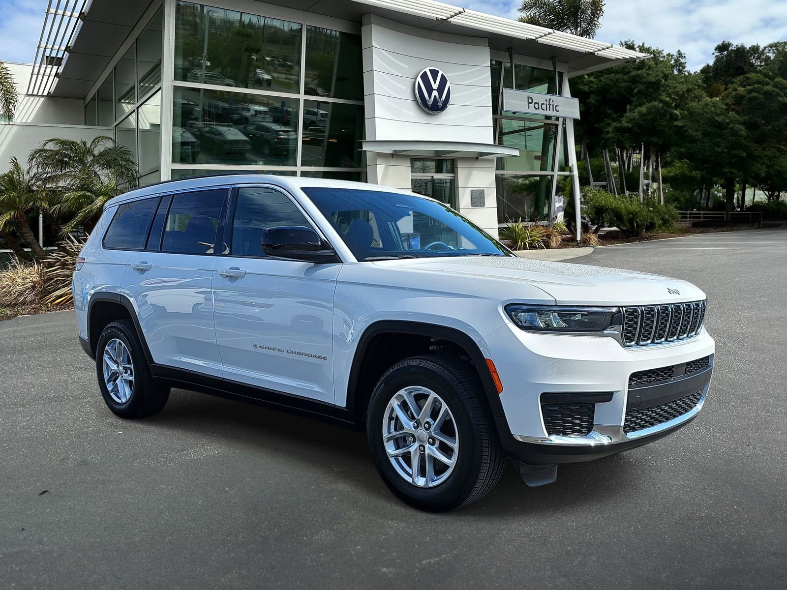 Used 2025 Jeep Grand Cherokee L Laredo RWD image 3