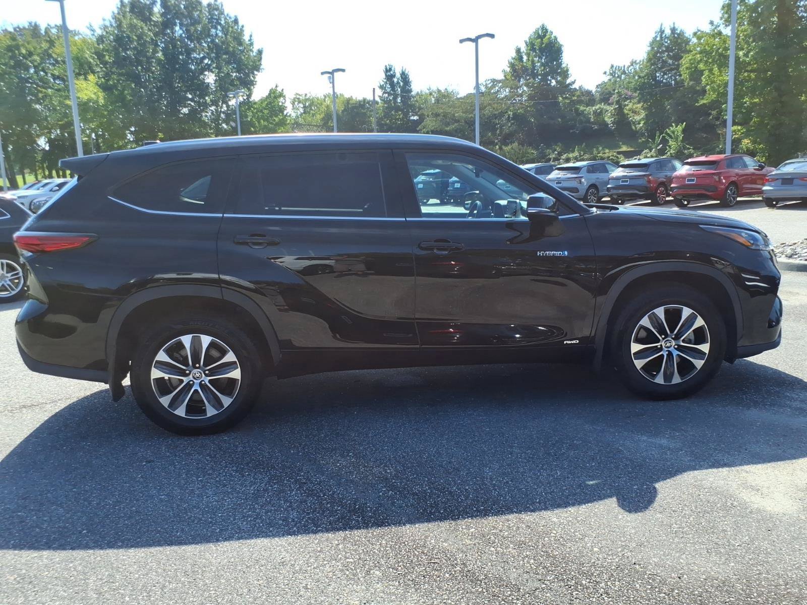 Used 2020 Toyota Highlander XLE AWD/4WD image 7