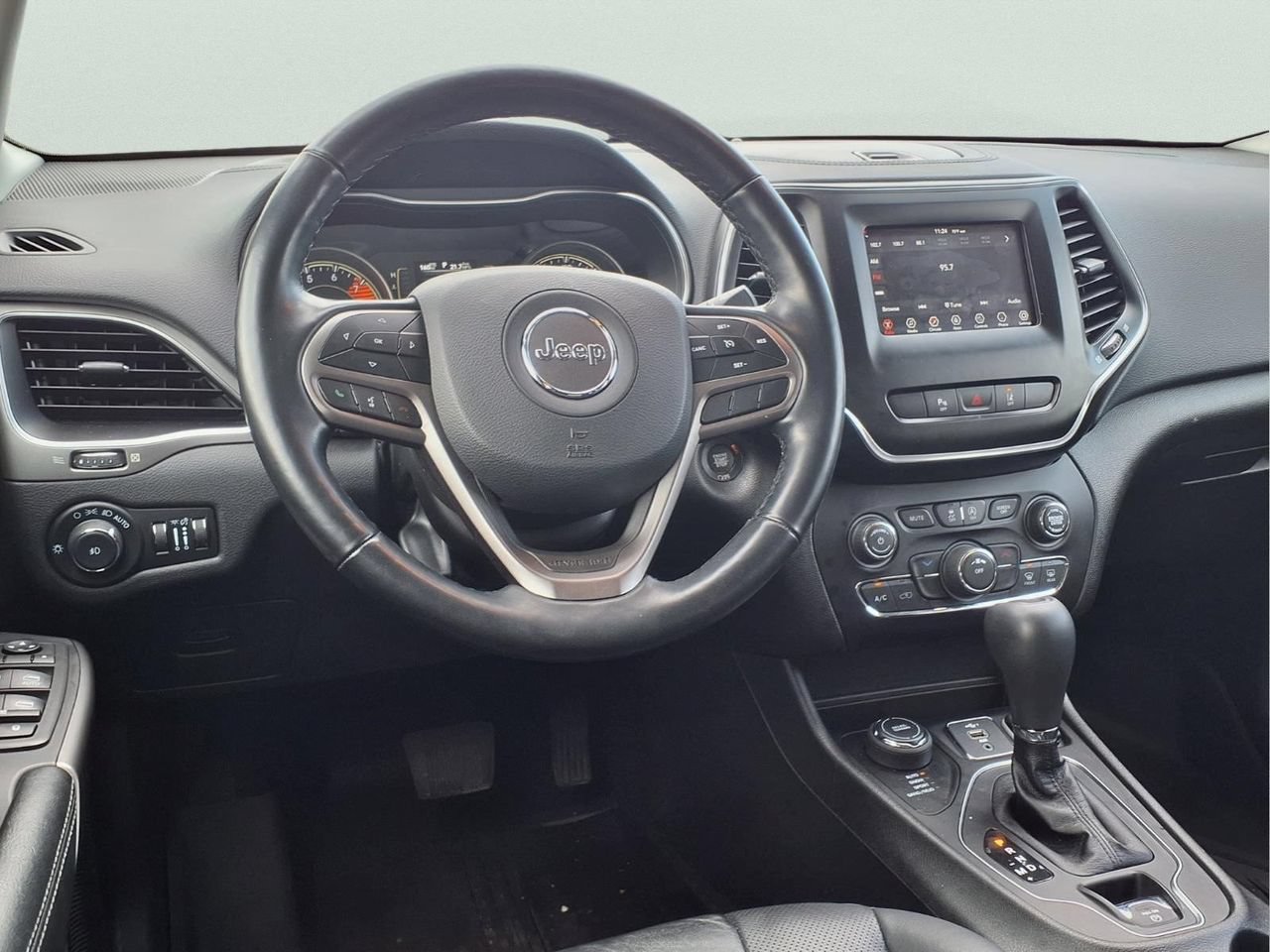 Used 2021 Jeep Cherokee Latitude Lux w/ Mopar Interior Package AWD/4WD image 12