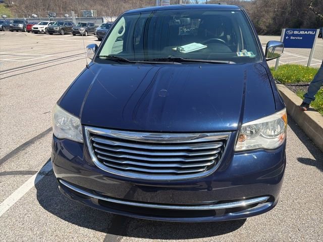 Used 2014 Chrysler Town & Country Touring-L w/ Driver Convenience Group image 4