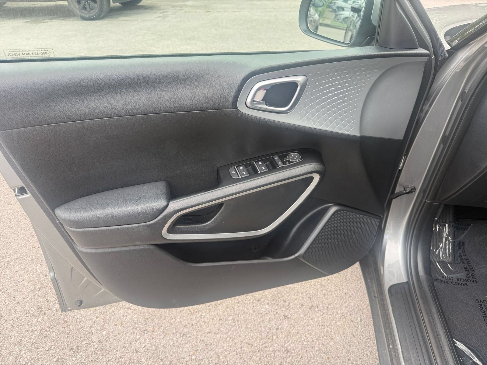 Used 2025 Kia Soul LX w/ LX Technology Package FWD image 18
